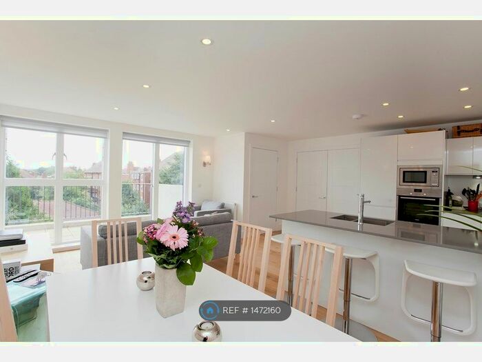 3 Bedroom Flat To Rent In Carpenters Place, London, SW4