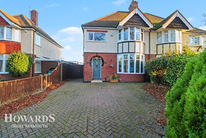 3 Bedroom Semi Detached House For Sale In Lawn Avenue, Great Yarmouth, NR30