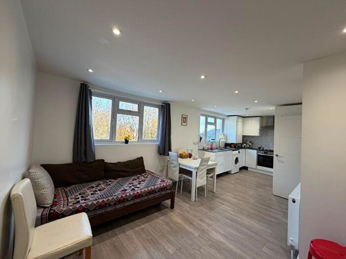 3 Bedroom Flat To Rent In Sycamore Grove, Kingsbury, NW9