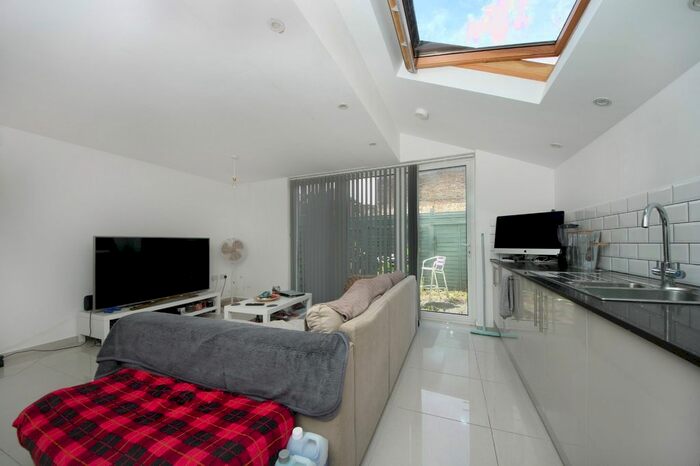 2 Bedroom Flat To Rent In Ranelagh Road, London, NW10