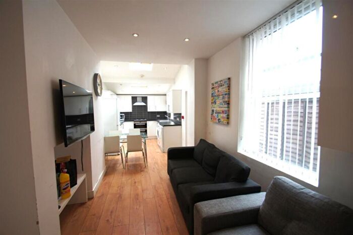 6 Bedroom House To Rent In Albion Road, Manchester, M14