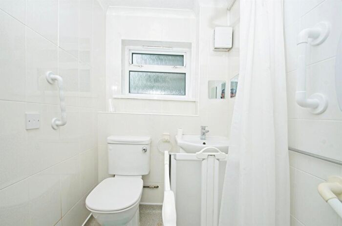 2 Bedroom Flat For Sale In Curlew Close, Cardiff, CF14