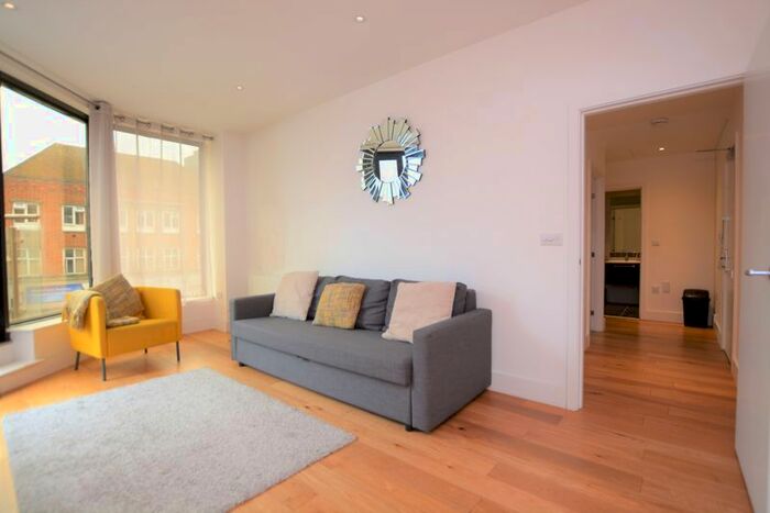 2 Bedroom Flat To Rent In High Street, Slough, SL1