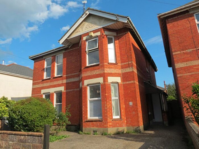 3 Bedroom Flat To Rent In Bedroom First Floor Flat In Charminster, BH3