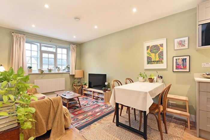 1 Bedroom Apartment For Sale In Gables Close, London, SE5