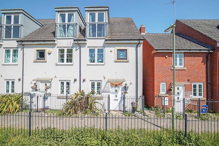 3 Bedroom Town House To Rent In Sinclair Drive, Basingstoke, RG21