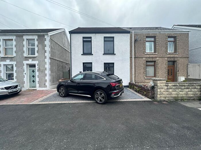 3 Bedroom Semi-Detached House For Sale In Middle Road, Gendros, Swansea, SA5