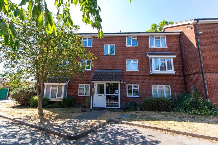 2 Bedroom Flat For Sale In High Street, Langley, Slough, Berkshire, SL3