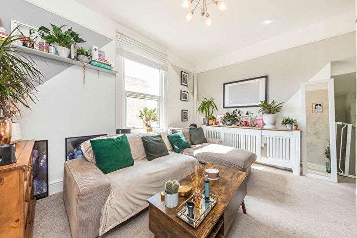 2 Bedroom Flat To Rent In Earlsfield Road, London, SW18