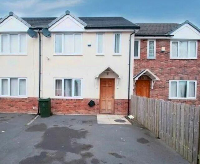 3 Bedroom Semi-Detached House To Rent In Trenholme Avenue, Bradford, BD6