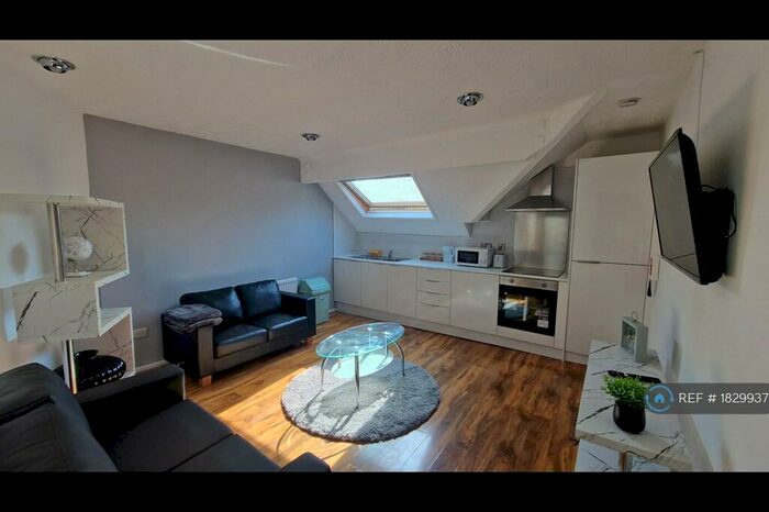 4 Bedroom Flat To Rent In Polygon Road, Manchester, M8