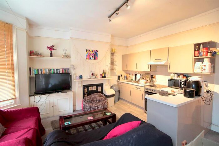 3 Bedroom Flat To Rent In Holmewood Road, London, SW2
