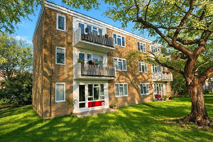 2 Bedroom Flat For Sale In Sunningdale Court, Jupps Lane, Goring-by-Sea, Worthing, BN12