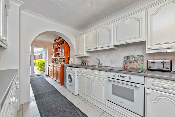 3 Bedroom End Of Terrace House For Sale In Handcross Road, Luton, LU2