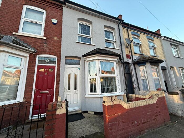 2 Bedroom Terraced House For Sale In Dane Road, Luton, LU3