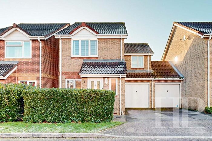 3 Bedroom Link Detached House To Rent In Brisbane Close, Crawley, RH11