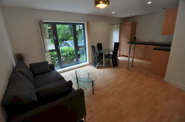 2 Bedroom Flat To Rent In Lister Court, Bradford, BD8