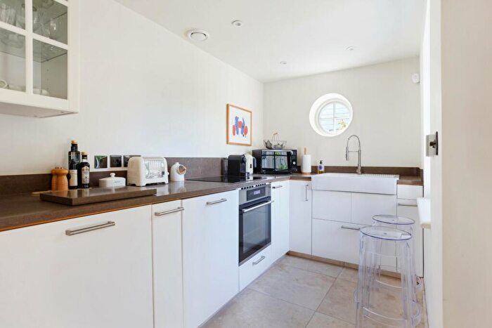 1 Bedroom Mews For Sale In East Street, Petworth, West Sussex, GU28