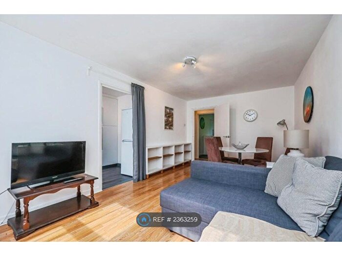 2 Bedroom Flat To Rent In Derwent Court, Nottingham, NG7