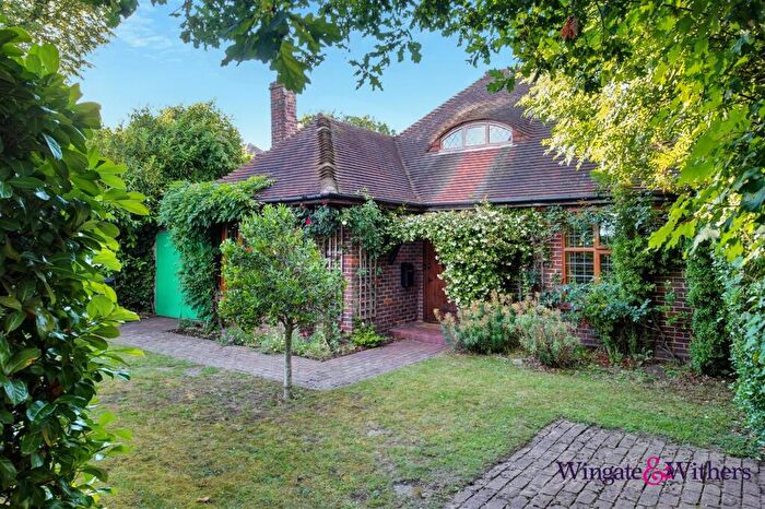3 Bedroom Chalet For Sale In Mill Lane, Byfleet, KT14