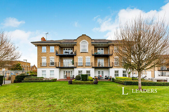 3 Bedroom Flat To Rent In Clearwater Place, Long Ditton, Surbiton, KT6