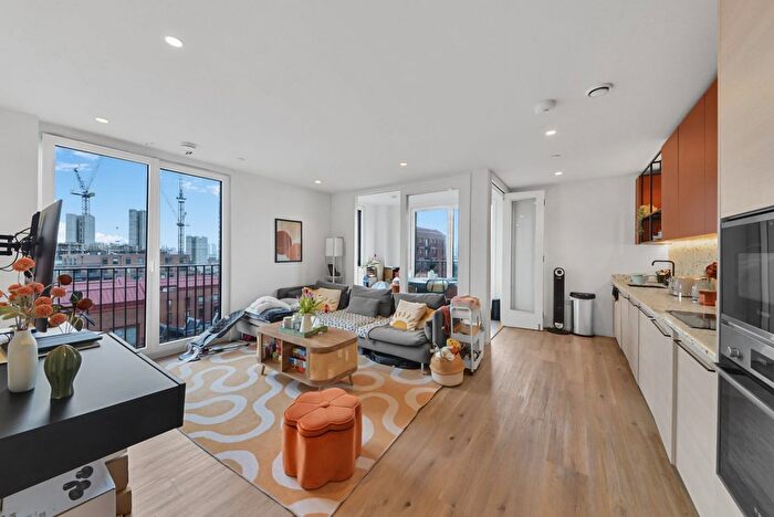 2 Bedroom Flat To Rent In Curlew House, Hawser Lane, E14