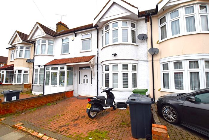 3 Bedroom Terraced House For Sale In Kent View Gardens, Ilford, IG3
