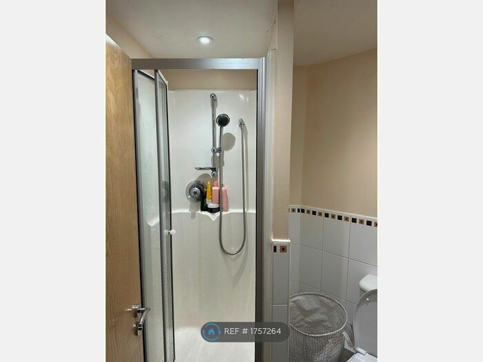 2 Bedroom Flat To Rent In Brackenhurst Place, Moortown, Leeds, LS17