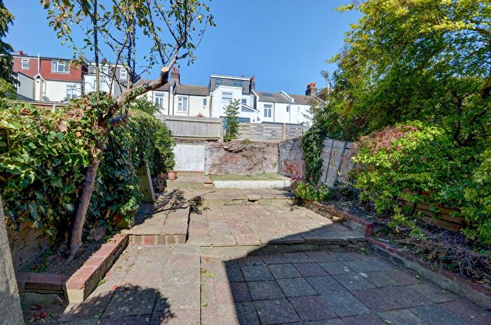 6 Bedroom Semi-Detached House To Rent In Hythe Road, Brighton, BN1