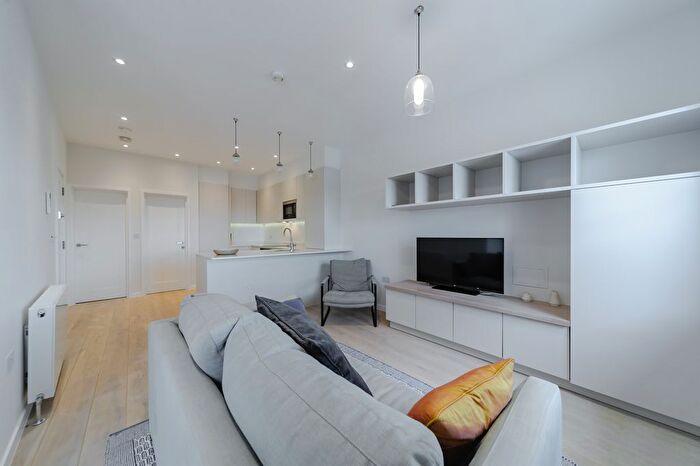 1 Bedroom Flat For Sale In St Stephens Gardens, Notting Hill, W2