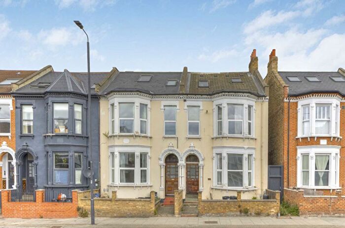 3 Bedroom Flat To Rent In Tooting Bec Road, Tooting, SW17