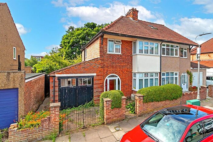 3 Bedroom Semi-Detached House For Sale In Wynchlands Crescent, St Albans, AL4