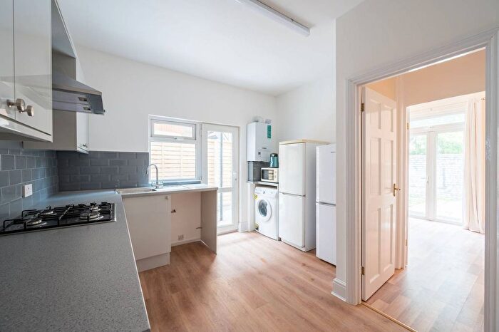 2 Bedroom Flat To Rent In Caldecot Road, Denmark Hill, London, SE5