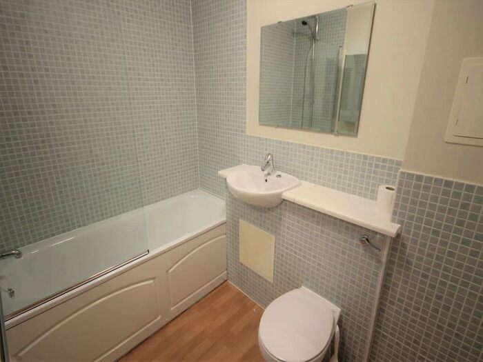 2 Bedroom Flat To Rent In Central Court, Chigwell, Essex, IG7
