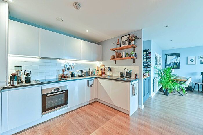 2 Bedroom Flat To Rent In St James Crescent, Brixton, London, SW9