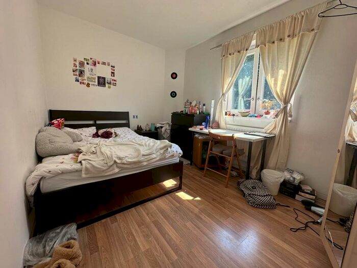 2 Bedroom Flat To Rent In Burbage Close, London, SE1
