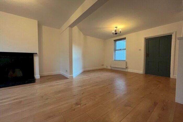 4 Bedroom Property To Rent In Bargates, Christchurch, BH23