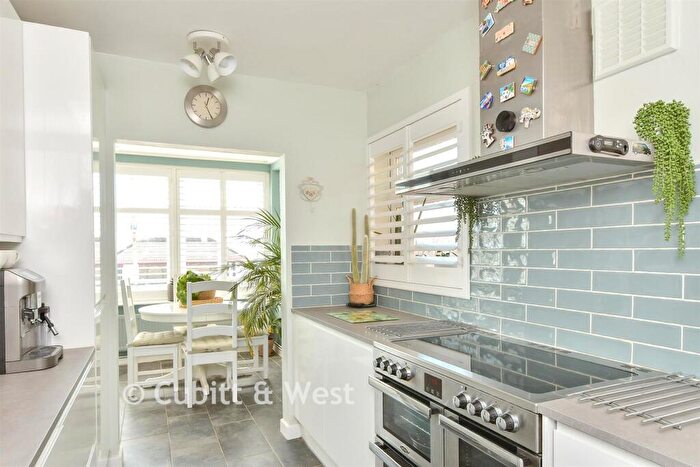 2 Bedroom Flat For Sale In Marine Drive West, Bognor Regis, West Sussex, PO21