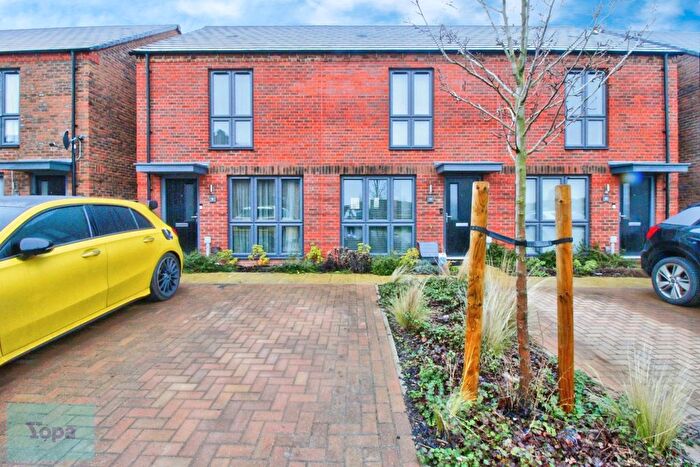 2 Bedroom Terraced House For Sale In Hawthorn Lane, Dunstable, LU5