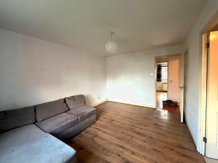 1 Bedroom Flat To Rent In London Road, Hounslow, TW3