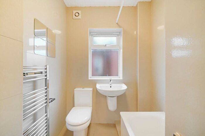 3 Bedroom Flat To Rent In Cedar Road, London, NW2