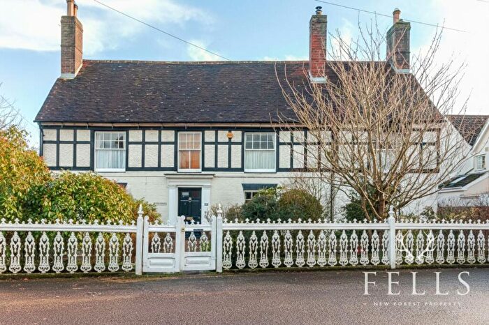 5 Bedroom Detached House For Sale In Hightown Road, Ringwood, BH24