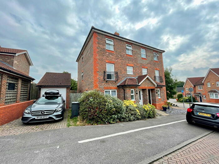 4 Bedroom Town House To Rent In Overbecks, Newbury, RG14