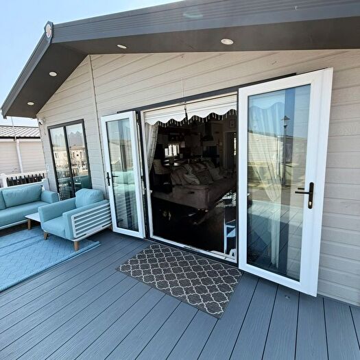 2 Bedroom Mobile/park Home For Sale In St. Johns Road, Whitstable, CT5