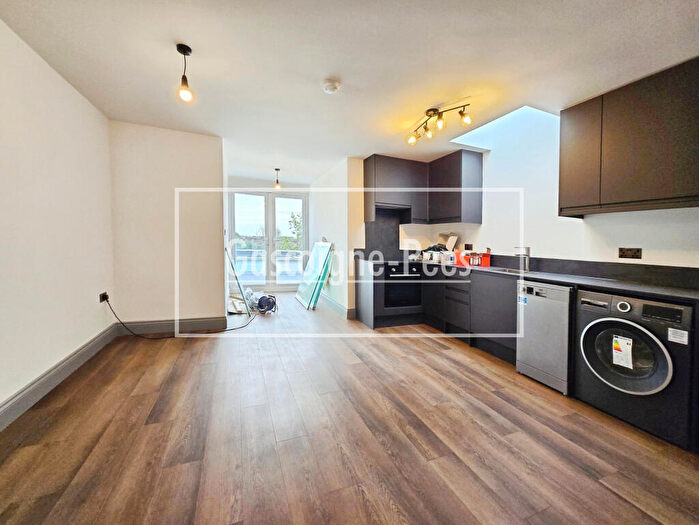 2 Bedroom Flat To Rent In Central Road, Worcester Park, KT4