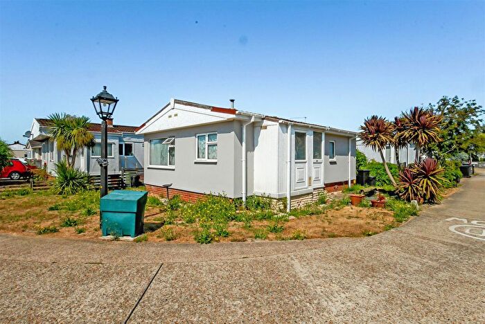 2 Bedroom Park Home For Sale In Thornlea Park, Wick, Littlehampton, BN17