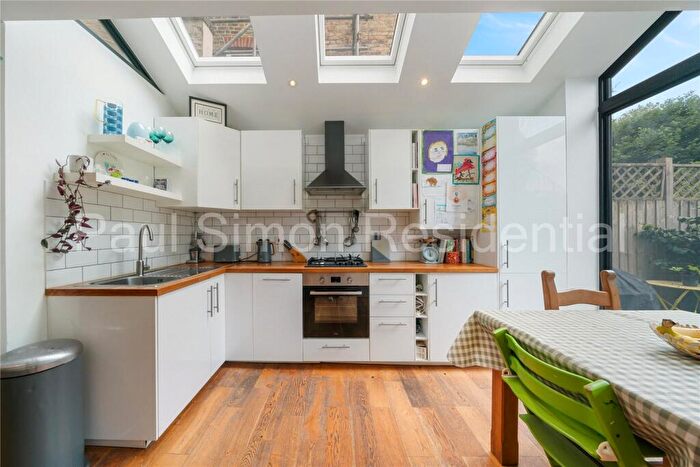 2 Bedroom Apartment For Sale In Umfreville Road, London, N4