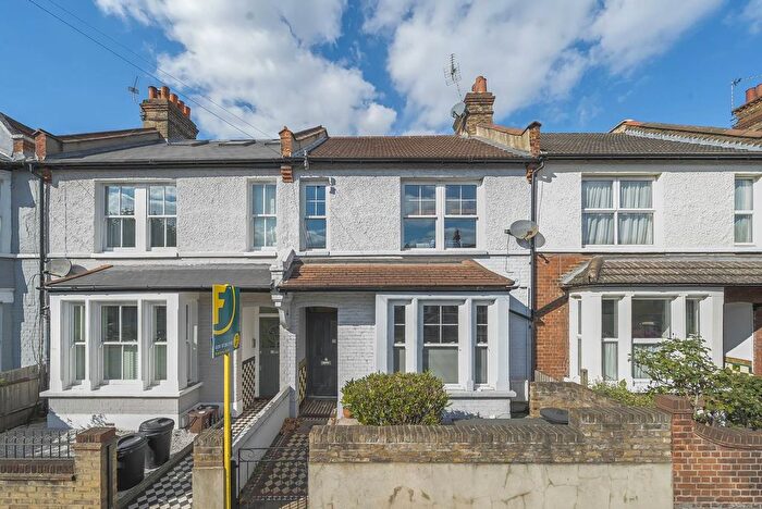 2 Bedroom Flat To Rent In Burntwood Lane, Earlsfield, London, SW17