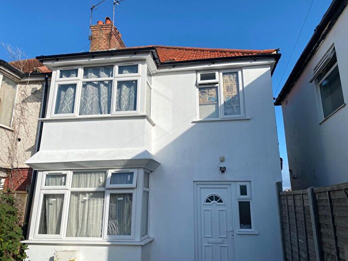 2 Bedroom Flat To Rent In Beavers Lane, Hounslow, TW4