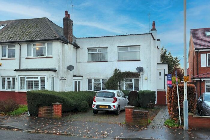 2 Bedroom Flat To Rent In Elm Avenue, Ruislip, HA4